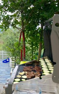 Una parrilla con un montón de comida. en Holiday home - Healthy house Opatija en Opatija