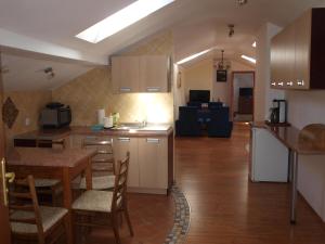 Virtuvė arba virtuvėlė apgyvendinimo įstaigoje Bajka