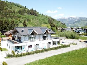 z góry widok na dom z górą w obiekcie Finest Kitzblick Golf Suites by All in One Apartments w mieście Zell am See