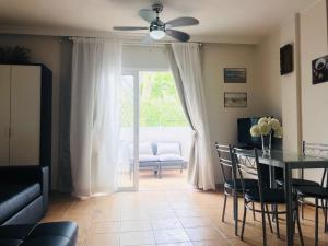 a living room with a ceiling fan and a table with chairs at Apartamento Las Veronicas in Arona