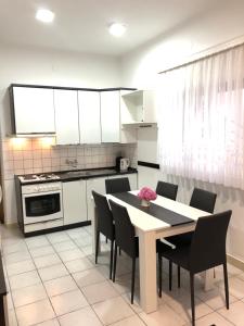 Kuchyň nebo kuchyňský kout v ubytování Apartments Coric