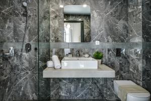 łazienka z umywalką i lustrem w obiekcie Mosaic w Chanii +37 zdjęć