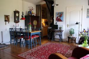 - un salon avec une table et des chaises dans l'établissement B&B Buitenwaard, à Oosterhout