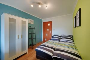 um quarto com uma cama com uma parede azul e verde em Apartament na Myśliwskiej em Szczyrk