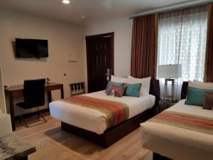 Cama ou camas em um quarto em Shoshone Inn mais 37 fotos