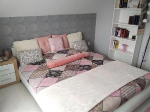سرير أو أسرّة في غرفة في Panna Apartman