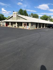 an empty parking lot in front of a building at Budget Inn -Yreka in Yreka
