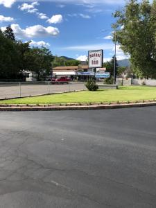 una strada vuota di fronte a un edificio con un cartello di Budget Inn -Yreka a Yreka