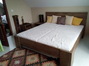 سرير أو أسرّة في غرفة في Panna Apartman