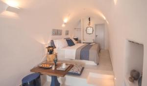 Posteľ alebo postele v izbe v ubytovaní Esperia Luxury Suites + 37 fotografií