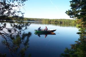 2 personnes dans un bateau sur un lac dans l'établissement Stavsjö Herrgårdsflygel, à Stavsjo