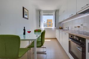 Kuchyň nebo kuchyňský kout v ubytování Apartment Pavic - Private parking