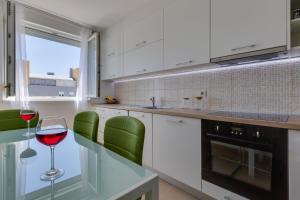 Kuchyň nebo kuchyňský kout v ubytování Apartment Pavic - Private parking