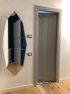 um espelho numa parede ao lado de uma porta em Fantastic Luxury Apartments in Lerici em Lerici