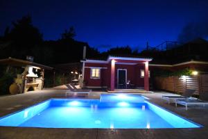 Bazén v ubytování Ktima Kallitero Villas nebo v jeho okolí