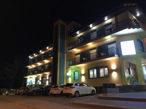 een gebouw waar 's nachts auto's voor geparkeerd staan bij Hotel Esteba in Caldes de Malavella