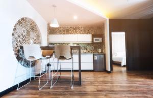 a kitchen with a table and chairs in a room at Urban Suites Apart Hotel in Santa Cruz de la Sierra