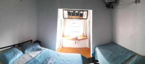 een slaapkamer op zolder met 2 bedden en een raam bij Pousada ECO in Corupá