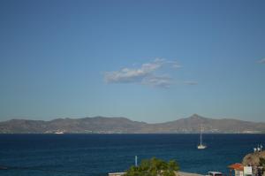斯卡拉Saronic View的一大片水,上面有一艘帆船