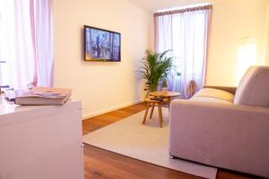 Televízia a/alebo spoločenská miestnosť v ubytovaní Borghese Apartment