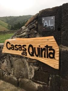 una señal en el costado de una pared de piedra en Casas da Quinta en Santa Cruz das Flores