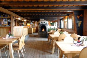Posezení v ubytování AlmDorf Tonnerhütte