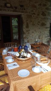 una mesa de madera con platos de comida. en Campomaggio, en Pistoia
