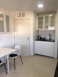 プエルトリコにあるApartment with a viewの白いドア、テーブルと椅子付きのキッチン