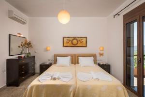 Postel nebo postele na pokoji v ubytování Caneva Luxury Villa + 37 fotografií