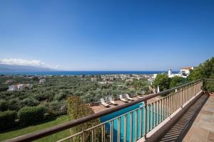 Bazén v ubytování Caneva Luxury Villa nebo v jeho okolí