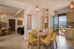 Kuchyň nebo kuchyňský kout v ubytování Caneva Luxury Villa