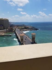 een uitzicht op een brug over de oceaan met de oceaan bij Stanley Bridge Apartment in Alexandrië