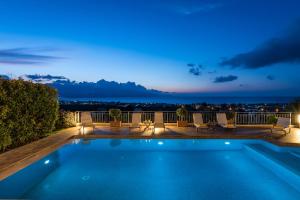 Bazén v ubytování Caneva Luxury Villa nebo v jeho okolí