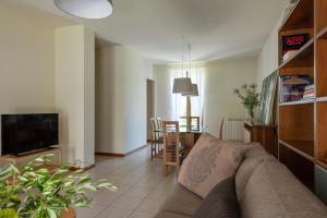 un soggiorno con divano e una sala da pranzo di Corte Dei Cipressi apartments a Roe