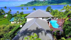 uma vista aérea de uma casa com piscina em Villa Maroe (étage entier, deux chambres, salle de bain et cuisine) em Fare