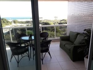 Een balkon of terras bij Apto 3 quartos Frente para o Mar