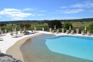 Bazén v ubytování Masseria Torricella nebo v jeho okolí