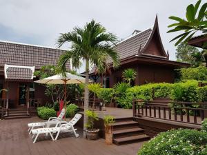 Jardín al aire libre en Kaya Mani Thai Villa resort