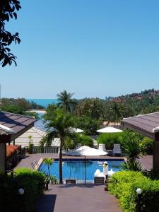 Der Swimmingpool an oder in der Nähe von Kaya Mani Thai Villa resort