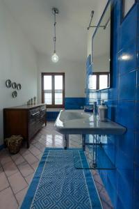 トルキアーラにあるB&B Li Fringiの青いバスルーム(バスタブ、シンク付)