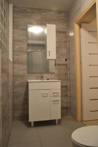 Pokoje Gościnne Bartek في ياستراوبيا جورا: حمام مع حوض أبيض ومرآة