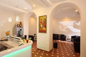 een lobby met een bar en een wachtkamer bij Hearth Hotel in Rome