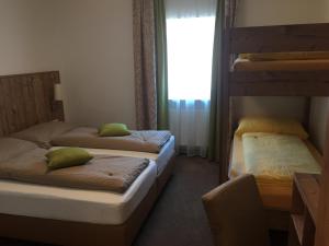 two bunk beds in a room with a window at Pension David in Puch bei Hallein