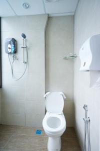 een badkamer met een toilet en een douche bij Grand FC Hotel in George Town