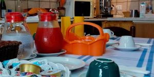 una mesa con platos y un bolso naranja en ella en Bonjour, en Morciano di Leuca
