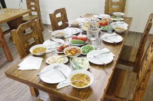 Makanan di atau berdekatan rumah tamu ini
