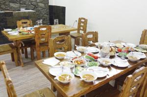 Makanan di atau berdekatan rumah tamu ini