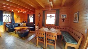 A seating area at Almchalet Orter
