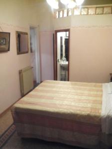 ein Schlafzimmer mit einem großen Bett in einem Zimmer in der Unterkunft Souvenir Maya in Florenz