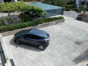 een kleine auto geparkeerd op een parkeerplaats bij Studio Relax Punat in Punat